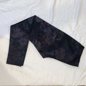 Vigoss Leggings black with muted floral pattern in size large.